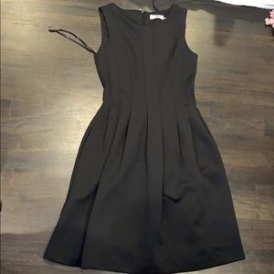 Calvin Klein Pleated dress in black. Size 4